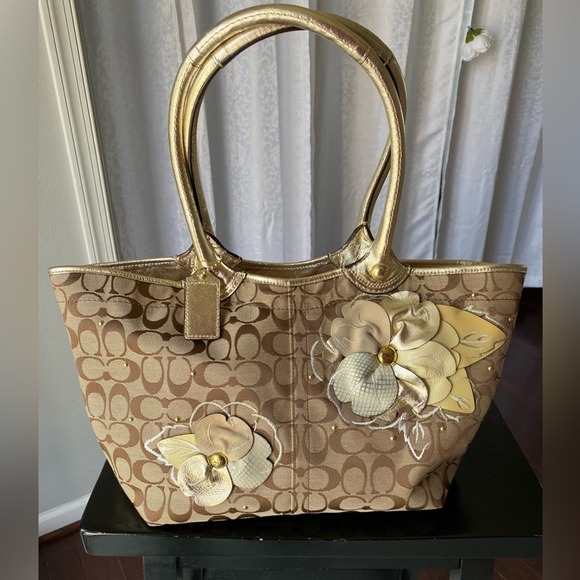 COACH Bleeker tote in signature floral EUC absolutely gorgeous inside and out - Picture 2 of 16